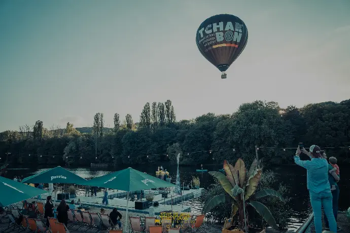 Homme qui prend en photo une montgolfière tcharbon