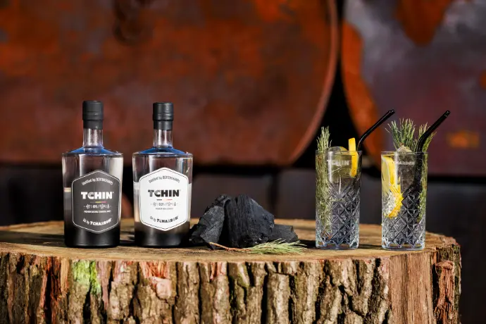 Bouteilles de Tchin posées sur un tronc d'arbre