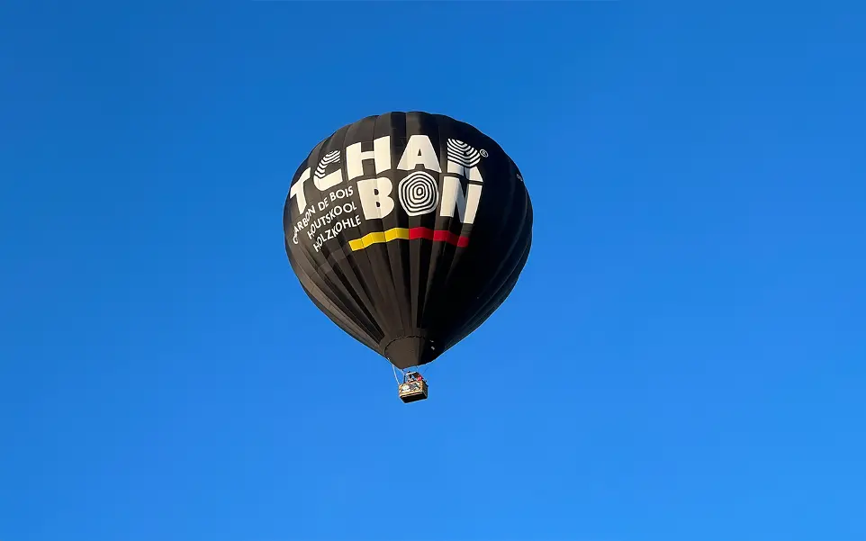 Montgolfière dans le ciel