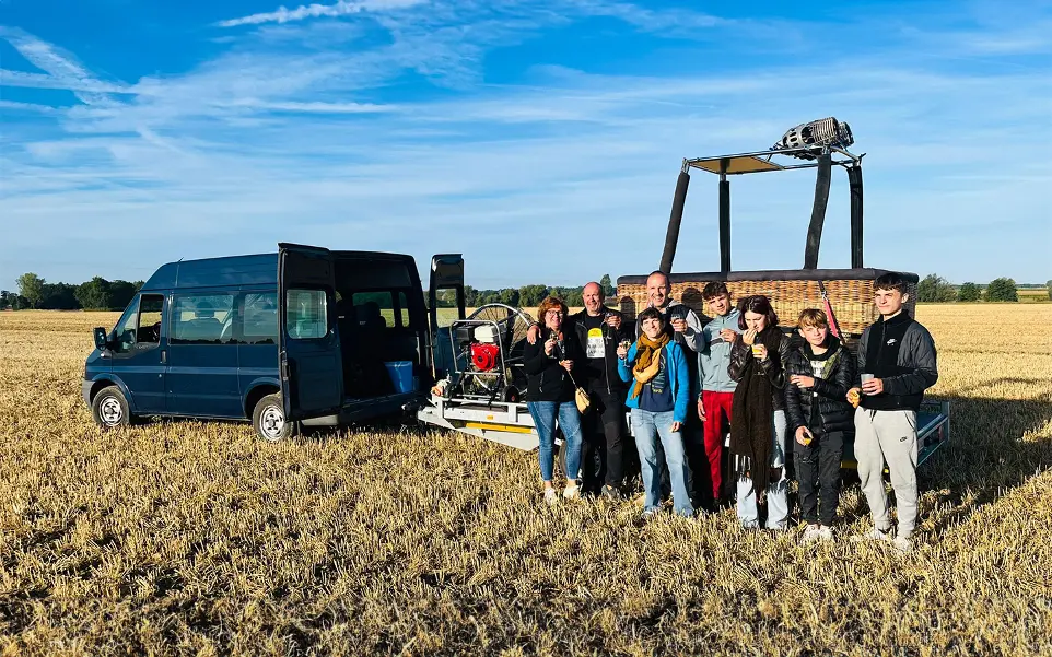 Famille devant la platforme de la mongolfière