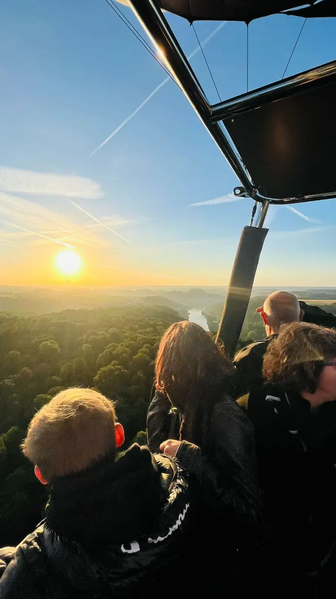 Photo d'une famille dans une montgolfière