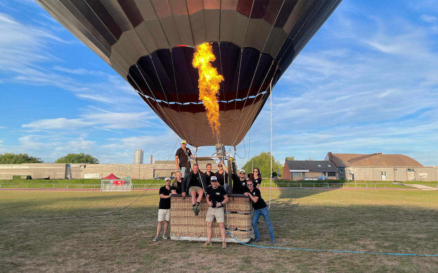 Photo de la team devant la mongolfière