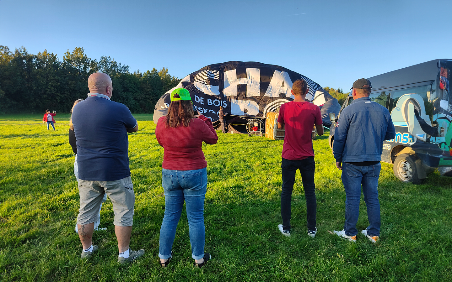 Des personnes regardent la préparation de la montgolfière